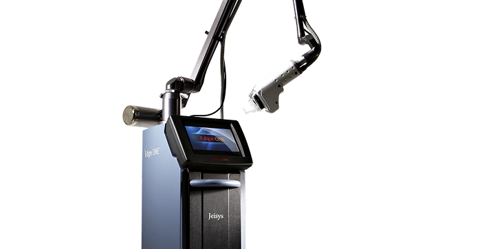 Edge ONE CO2 laser device and handpiece for professional aesthetic skin treatments